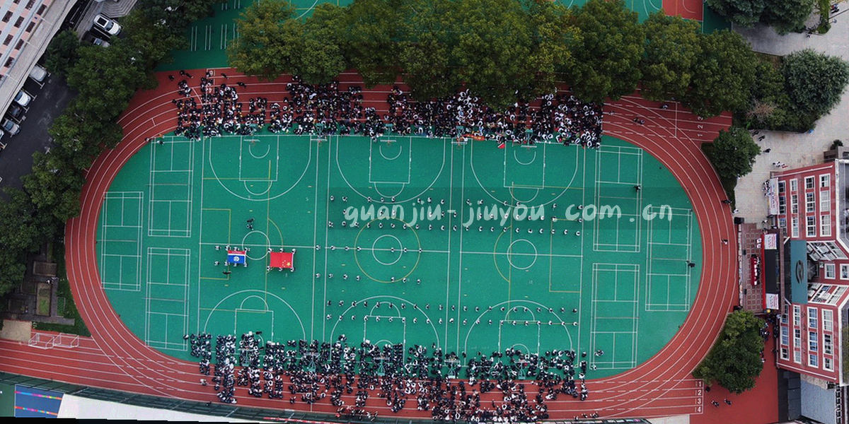 暗色赛场上空数据流动线条，视觉纵深感